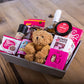 En kærlig lyserøde gavekurv til en pige-barnedåb er en skøn blanding af delikate produkter og en sød bamse