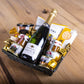 Gavekurv til nytårsaften med champagne og delikatesser til at fejre det nye år.