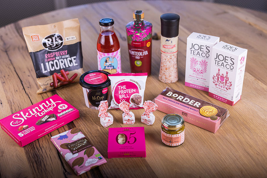 Pink-inspireret gavekurv med en blanding af lækre godter