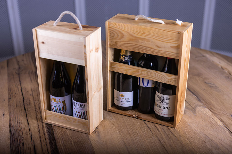 En stilfuld gaveæske med en samling af eksklusive vine præsenteret i en elegant trækasse